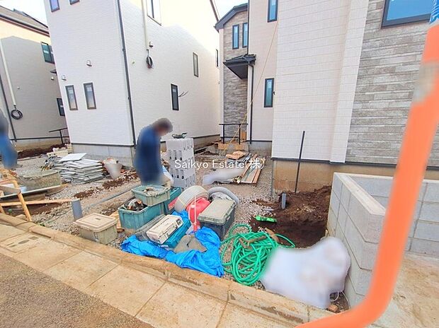 【駐車場】カースペースはコンクリート仕上げの為、雨の日でも足元が気になりません！自転車やバイクを置くスペースもございます！
