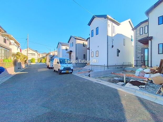 【前面道路】交通量の少ない前面道路ですので、小さなお子様がおられるご家庭でも安心してお住まいいただけます。
