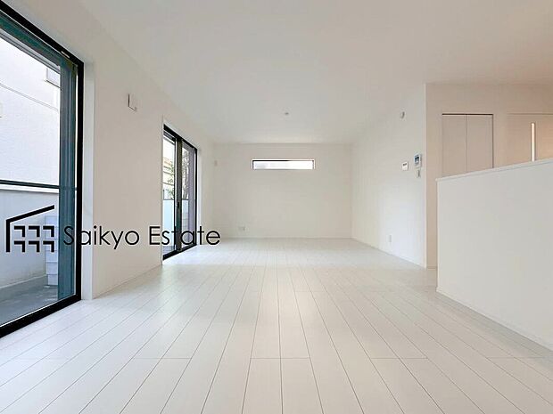 【リビング】開放感と採光にこだわった18帖の広々としたLDKです。陽光いっぱいの空間で家族団らんの時間も増えそうですね！