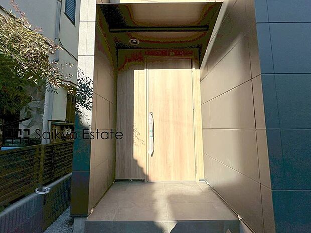 【玄関】家の顔となる玄関は、格調高いデザイン性が求められます。高級感と断熱性、防犯性に優れた玄関ドアを標準装備。