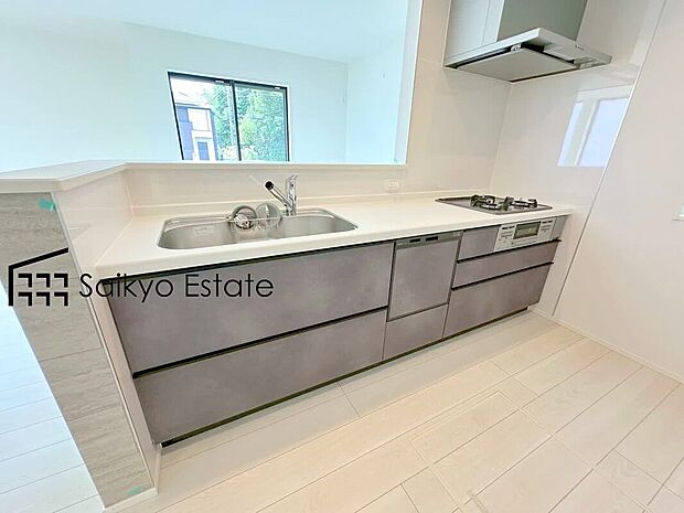 【キッチン【施工例】】リビングにいる家族とコミュニケーションをとりながら作業が出来る人気のカウンターキッチン。お子様がリビングにいても目が届くので安心です。