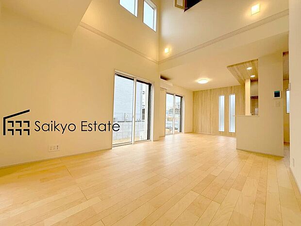 【リビング】開放感と採光にこだわった20.25帖の広々としたLDKです。陽光いっぱいの空間で家族団らんの時間も増えそうですね!