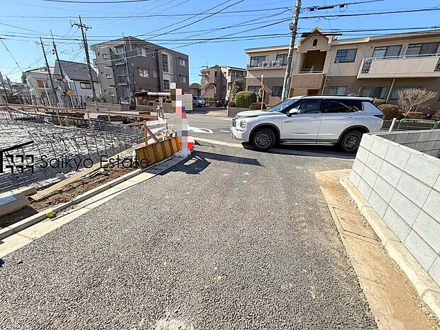 【前面道路を含む現地写真】スーパーやコンビニ、ドラッグストアまで徒歩5分以内など、周辺には買い物施設も揃っています。住みやすさと利便性を兼ね備えた環境です。
