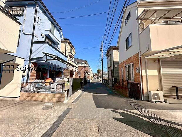 【前面道路】スーパーまで徒歩約7分など周囲には買い物施設も揃っています。住みやすさと利便性を兼ね備えた幅広い世代に暮らしやすい住環境です!