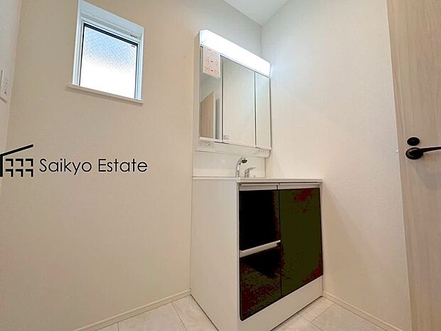 【シャワー付き洗面化粧台】「シャワー付き洗面化粧台」は暮らしを快適にしてくれます。朝の身支度もスムーズに♪