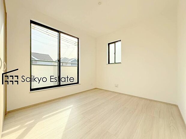 【洋室(G号棟)】2面採光で明るく風通しも良好です!天気の良い日は是非窓を開けて空気の入れ替えをしてみるのはいかがでしょうか♪