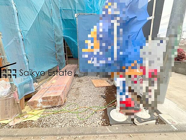 【駐車場】カースペースはコンクリート仕上げの為、雨の日でも足元が気になりません!自転車やバイクを置くスペースもございます!