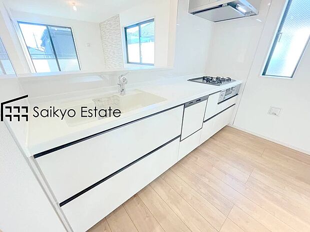 【キッチン【施工例】】リビングにいる家族とコミュニケーションをとりながら作業が出来る人気のカウンターキッチン。お子様がリビングにいても目が届くので安心です。