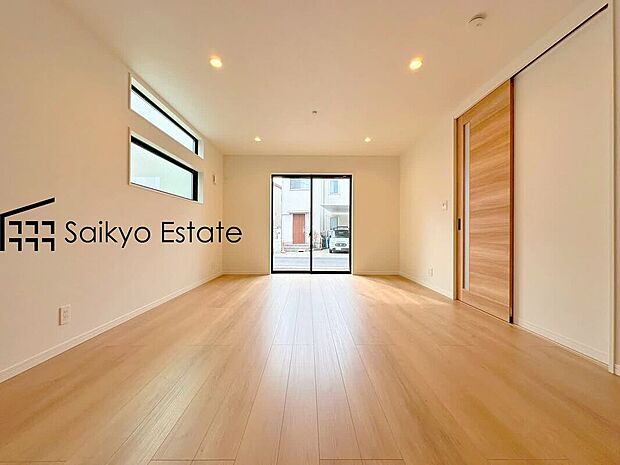 【リビング【施工例】】開放感と採光にこだわった18帖の広々としたLDKです。陽光いっぱいの空間で家族団らんの時間も増えそうですね!