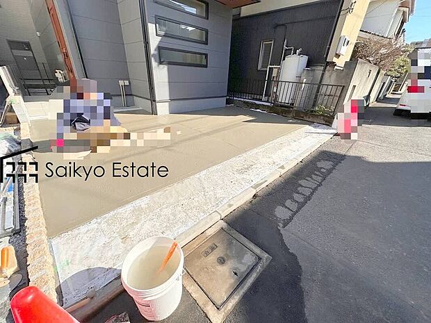 【カースペース】車種によりますが、駐車スペースは2台可能です!来客時などに便利な他、セカンドカーをお持ちの方、購入をご検討の方は必見です!