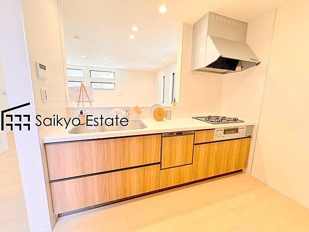 【キッチン【施工例】】リビングにいる家族とコミュニケーションをとりながら作業が出来る人気のカウンターキッチン。お子様がリビングにいても目が届くので安心です。