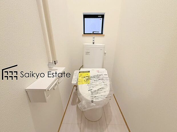 【ウォシュレット付トイレ】「温水清浄便座付きトイレ」は日々の生活を快適にしてくれます。毎日使う場所だからこそ、こだわりたいポイントですね。