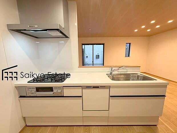 【キッチン】リビングにいる家族とコミュニケーションをとりながら作業が出来る人気のカウンターキッチン。お子様がリビングにいても目が届くので安心です。