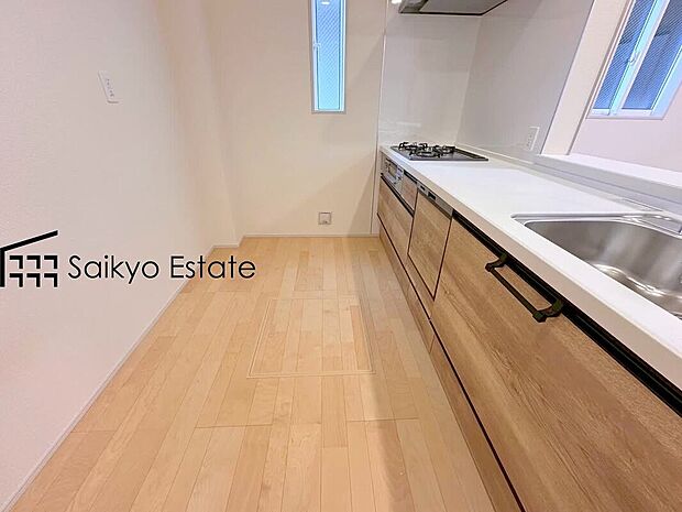 【キッチン】リビングにいる家族とコミュニケーションをとりながら作業が出来る人気のカウンターキッチン。お子様がリビングにいても目が届くので安心です。