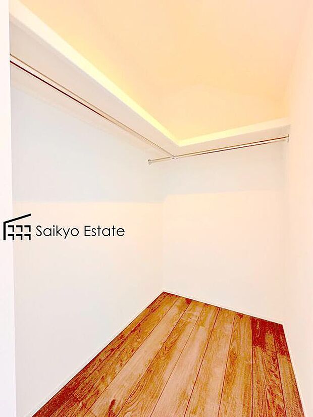 【WIC(施工例)】ひと目で収納物を確認できるウォークインクロゼットは、ゆとりの広さを備えた大型収納。数多くの衣類に加え、足元には引出しや衣装箱、シューズボックスなども収納することができます。