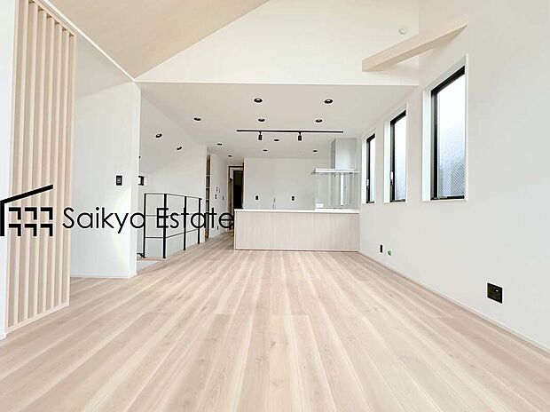 【リビング(施工例)】開放感と採光にこだわった19帖の広々としたLDKです。リビングには床暖房を完備。冬でもポカポカ快適空間!空気を汚さずに室内を快適な温度に保ちます。