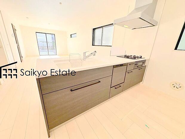 【キッチン【施工例】】リビングにいる家族とコミュニケーションをとりながら作業が出来る人気のカウンターキッチン。お子様がリビングにいても目が届くので安心です。
