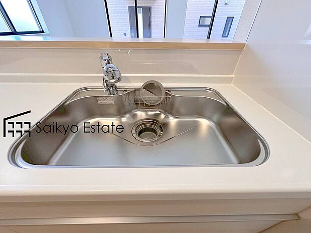 【浄水器】「浄水器」をスリムに内蔵したハンドシャワー式の水栓金具です。シンクもスッキリ!