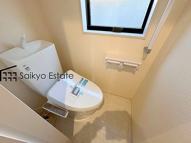 【ウォシュレット付トイレ】「温水清浄便座付きトイレ」は日々の生活を快適にしてくれます。毎日使う場所だからこそ、こだわりたいポイントですね。
