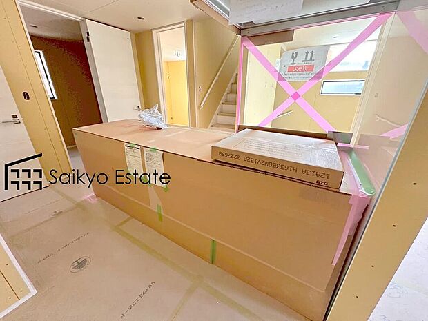 【キッチン】リビングにいる家族とコミュニケーションをとりながら作業が出来る人気のカウンターキッチン。お子様がリビングにいても目が届くので安心です。