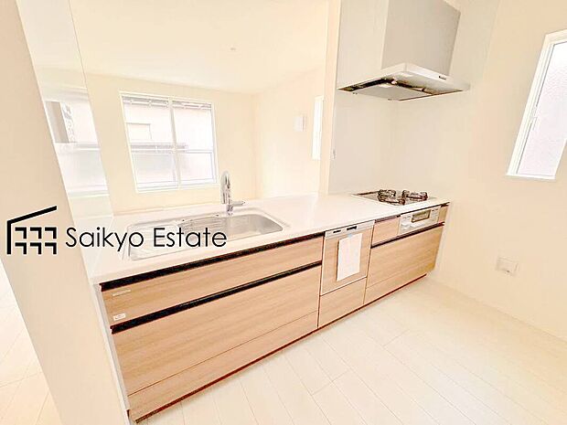 【キッチン【施工例】】リビングにいる家族とコミュニケーションをとりながら作業が出来る人気のカウンターキッチン。お子様がリビングにいても目が届くので安心です。