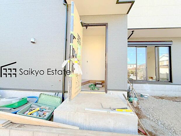 【玄関】家の顔となる玄関は、格調高いデザイン性が求められます。高級感と断熱性、防犯性に優れた玄関ドアを標準装備。