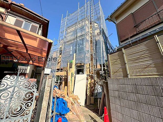 【現地外観】12.2帖のLDK×収納付きの居室が2部屋!6.4帖の専用階段付ロフト!高級感あるタイル調フローリングのLDK!設計性能評価取得済で断熱性や耐震性に優れた安心の邸宅です!