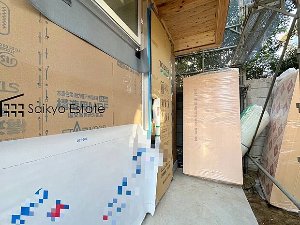 【現地外観】家の顔となる玄関は、格調高いデザイン性が求められます。玄関は、高級感と断熱性、防犯性に優れた玄関ドアを標準装備。