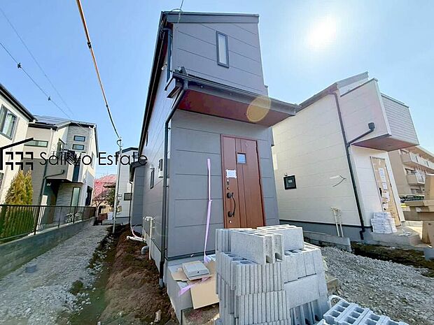 【玄関】家の顔となる玄関は、格調高いデザイン性が求められます。高級感と断熱性、防犯性に優れた玄関ドアを標準装備。