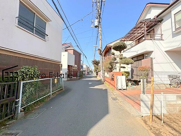 【前面道路】交通量の少ない前面道路ですので、小さなお子様がおられるご家庭でも安心してお住まいいただけます。