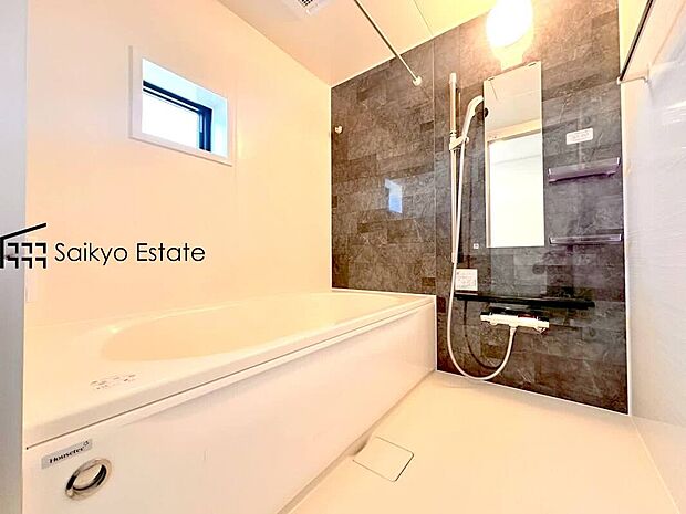 【浴室【施工例】】一日の疲れを癒してくれる一坪タイプの広々バスルーム♪雨の日のお洗濯にも大活躍な浴室暖房乾燥機付きです！
