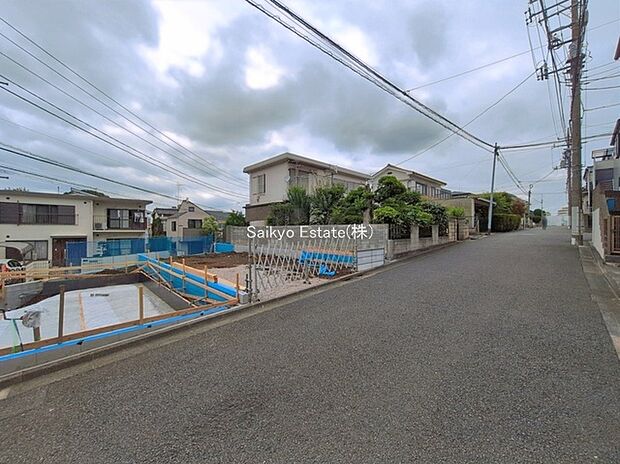 【前面道路】交通量の少ない前面道路ですので、小さなお子様がおられるご家庭でも安心してお住まいいただけます。
