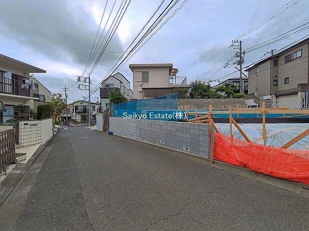 【前面道路】コンビニまで徒歩約4分、スーパーまで徒歩約5分など、周辺は商業施設が充実した暮らし便利な立地です！急なお買い物も安心です♪
