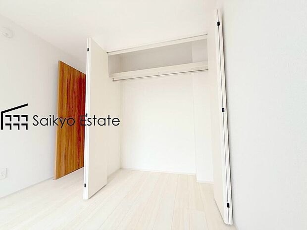 【クローゼット【施工例】】各居室に収納を設けておりますので、衣類の他にもカバンや小物など何でも収納して、居室の全空間を有効活用できます♪
