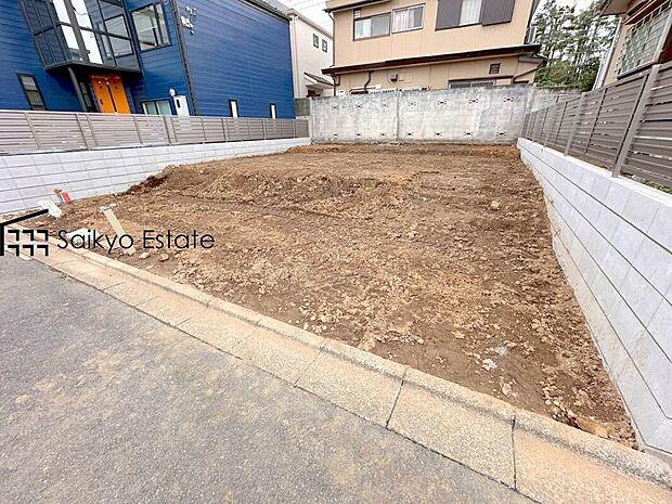 【現地写真】広々17帖LDK×4部屋！全室2面採光、収納完備！太陽光発電システム搭載物件！