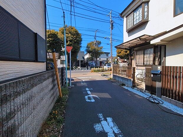 【前面道路】周辺は公園が点在する緑豊かな住環境です。この機会に是非、周辺環境も併せて現地をご覧ください。