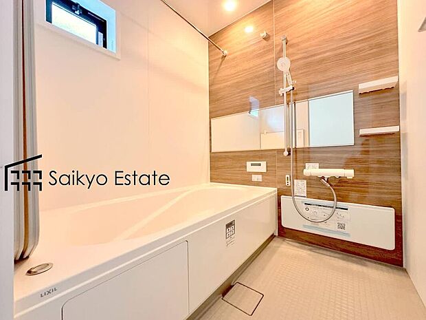 【浴室(施工例)】一日の疲れを癒してくれる一坪タイプの広々バスルーム♪雨の日のお洗濯にも大活躍な浴室暖房乾燥機付きです!窓があって換気が出来るのも嬉しいですね♪