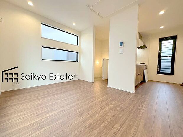 【リビング】開放感と採光にこだわったLDKです。陽光いっぱいの空間で家族団らんの時間も増えそうですね！