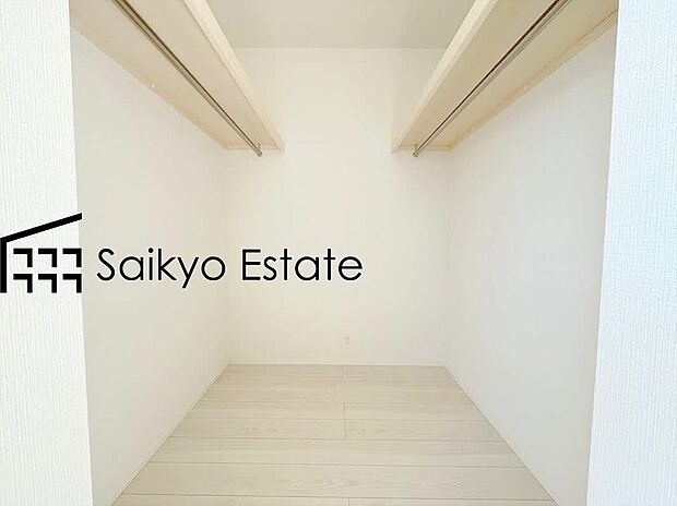 【ウォークインクローゼット(施工例)】ひと目で収納物を確認できるウォークインクローゼットは、ゆとりの広さを備えた大型収納。衣装ケースなどを置く事で更に収納力をアップできます!