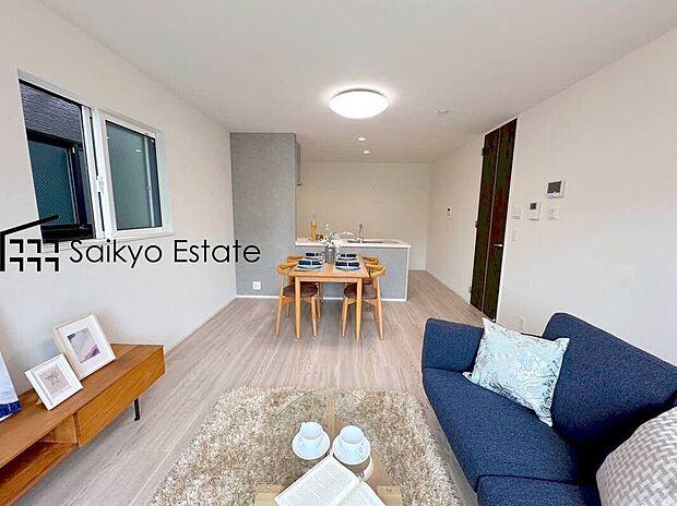 【リビング(施工例)】開放感と採光にこだわった広々としたLDKです。陽光いっぱいの空間で家族団らんの時間も増えそうですね!