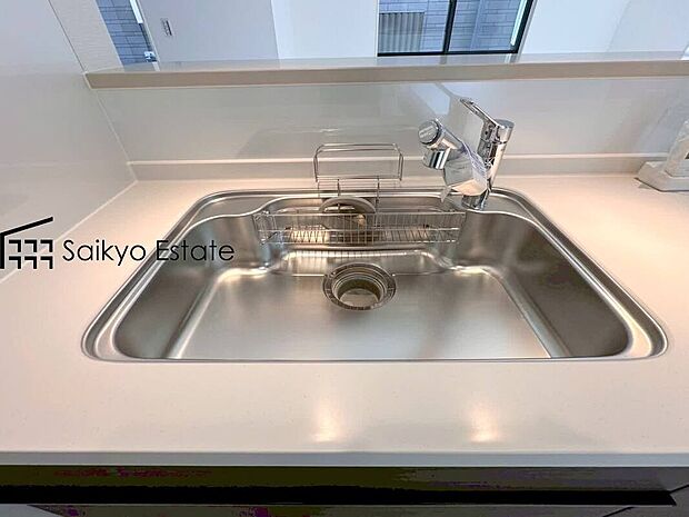 【浄水器】「浄水器」をスリムに内蔵したハンドシャワー式の水栓金具です。シンクもスッキリ！
