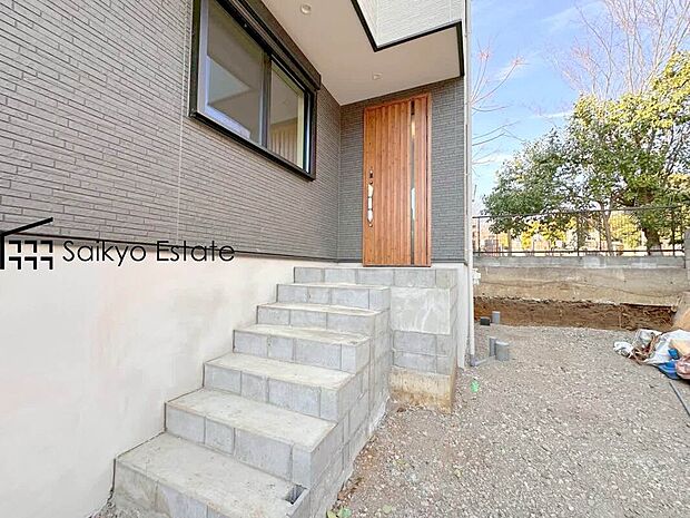 【玄関】家の顔となる玄関は、格調高いデザイン性が求められます。高級感と断熱性、防犯性に優れた玄関ドアを標準装備。