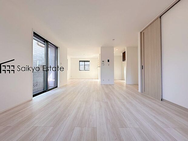 【リビング】開口部の大きな窓！陽当り良好なリビングです。うれしい床暖房完備で寒い季節も足元から暖めてくれます！