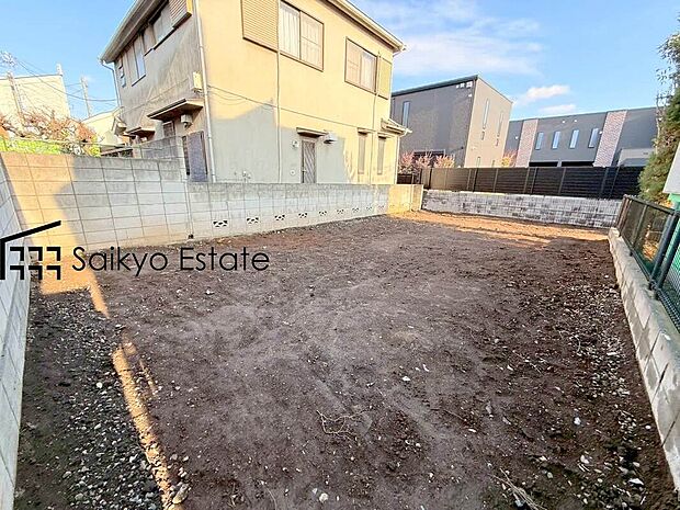 【現地写真】小学校まで徒歩約2分、中学校まで徒歩約10分でお子様が無理なく通える距離です。保育園や幼稚園も近くに多数あり、子育てファミリーには嬉しい環境です！