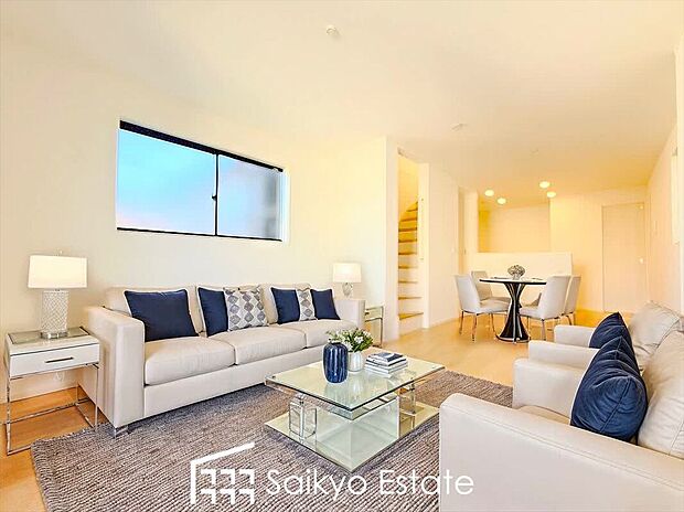 【リビング【施工例】】ご家族の会話やコミュニケーションを重視したリビングイン階段です！「おはよう」や「おやすみ」、「おかえり」のある毎日を！