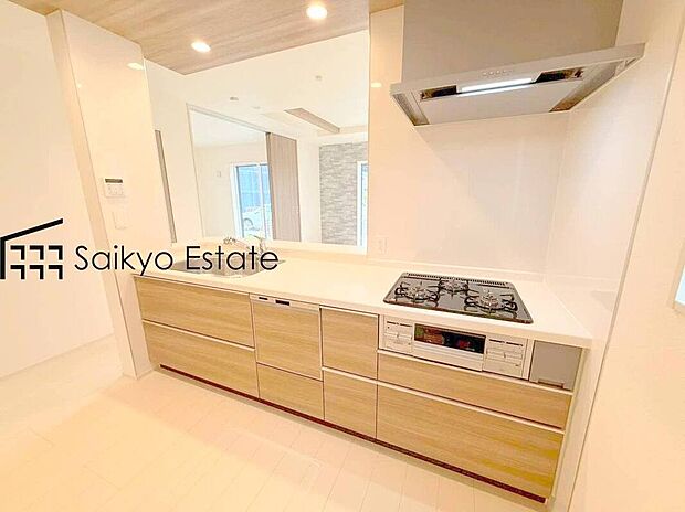 【キッチン【施工例】】直線的な動線で作業がしやすい壁付けキッチンを採用。空間を広々と活用いただけます。前面に窓があり、採光や通風良好です♪