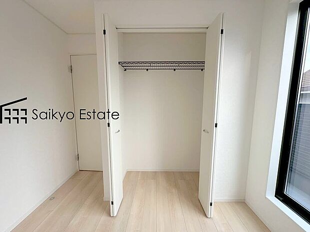 【収納】クローゼット付きの居室は、洋服や荷物など仕分けができるので、お子様も整理整頓がしっかりできますね。