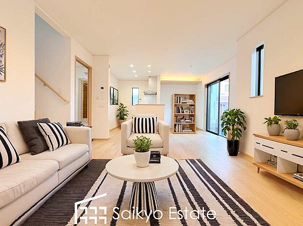 【リビング【施工例】】家族が集い、楽しい会話と美味しいごはん。何気ない家族団らんの時間が幸せに感じられる、そんな空間になりそうです。
