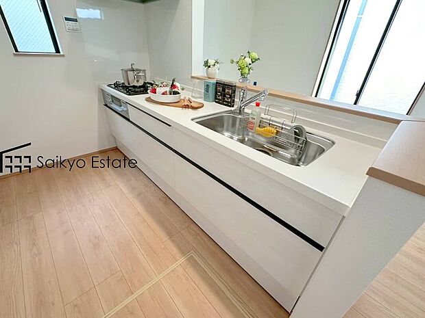 【キッチン【施工例】】リビングにいる家族とコミュニケーションをとりながら作業が出来る人気のカウンターキッチン。お子様がリビングにいても目が届くので安心です。
