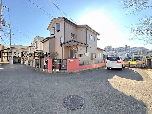 【前面道路】お車の出し入れがスムーズに出来る前面道路になります。ストレスを感じる事なく出来ますので駐車苦手な方もご安心いただけます。